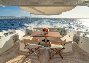 azimut-64fly-not-dead-yet-dining.jpg