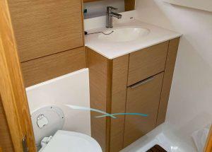 bathroom-motor-yacht-bavaria-s33-open-sunrise-i.jpg