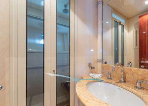 bathroom-motor-yacht-mangusta-72-thats-amore.jpg