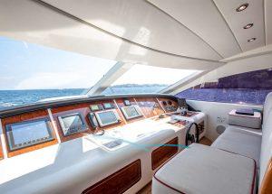 bridge-motor-yacht-charter-mangusta-72-thats-amore.jpg