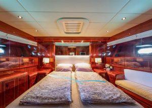 cabin-motor-yacht-mangusta-72-thats-amore.jpg