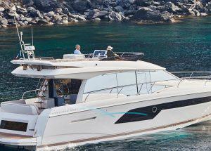 couple-on-the-motor-yacht-prestige-520-mallorca.jpg
