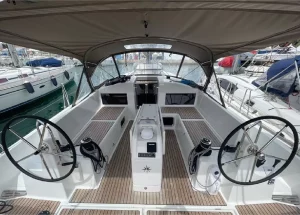 jeanneau-sun-odyssey-440-cockpit.webp