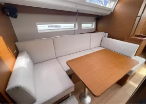 jeanneau-sun-odyssey-440-dininig.webp