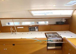 kitchen-jeanneau-sun-odyssey-519-mallorca.jpg