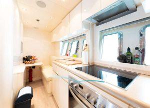 kitchen-motor-yacht-mangusta-72-thats-amore.jpg