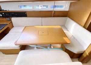 lounge-area-jeanneau-sun-odyssey-519-mallorca.jpg
