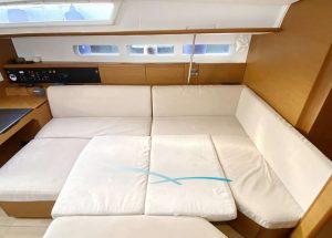 lounge-jeanneau-sun-odyssey-519-mallorca.jpg