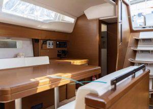 sailing-yacht-jeanneau-54-2023-totufo-dining-65802b13b0409.jpg