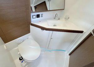 sailing-yacht-oceanis-46.1-sophia-bathroom