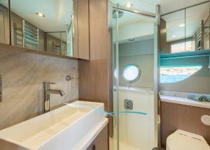 sunseeker-predator-57-boefjeII-bathroom.jpg