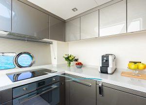 sunseeker-predator-57-boefjeII-kitchen.jpg