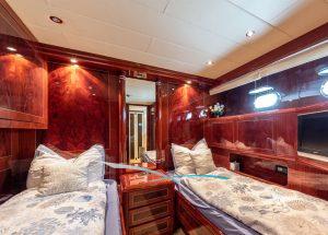 two-bed-cabin-motor-yacht-mangusta-72-thats-amore.jpg