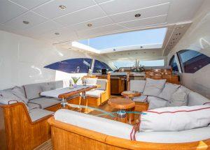 upperdeck-lounge-motor-yacht-mangusta-72-thats-amore.jpg