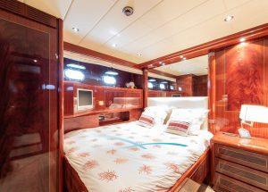 vip-cabin-motor-yacht-mangusta-72-thats-amore.jpg