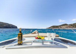 yacht-charter-cranchi-41-gin-tonic-bow.jpg