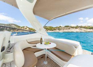 yacht-charter-cranchi-41-gin-tonic-dining.jpg
