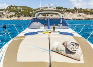 yacht-charter-cranchi-41-gin-tonic-sunloungers.jpg