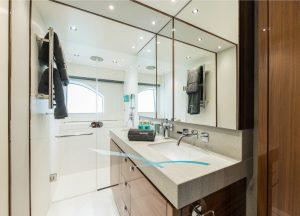 Sunseeker-76-saahsa-bath.jpg