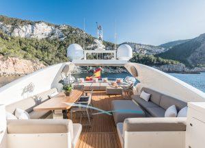 astondoa-102-glx-b4-flybridge.jpg