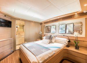 astondoa-102-glx-b4-yacht-cabin.jpg