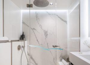 bathroom-luxury-catamaran-charter-sunreef-70-yolo.jpg