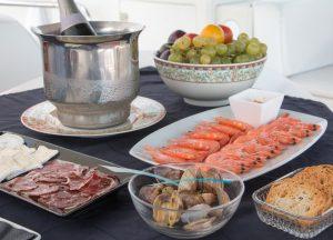 dining-luxury-yacht-mochi-craft-85-leigh.jpg