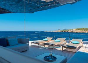 motor-yacht-aqua-sun-loungers.jpg