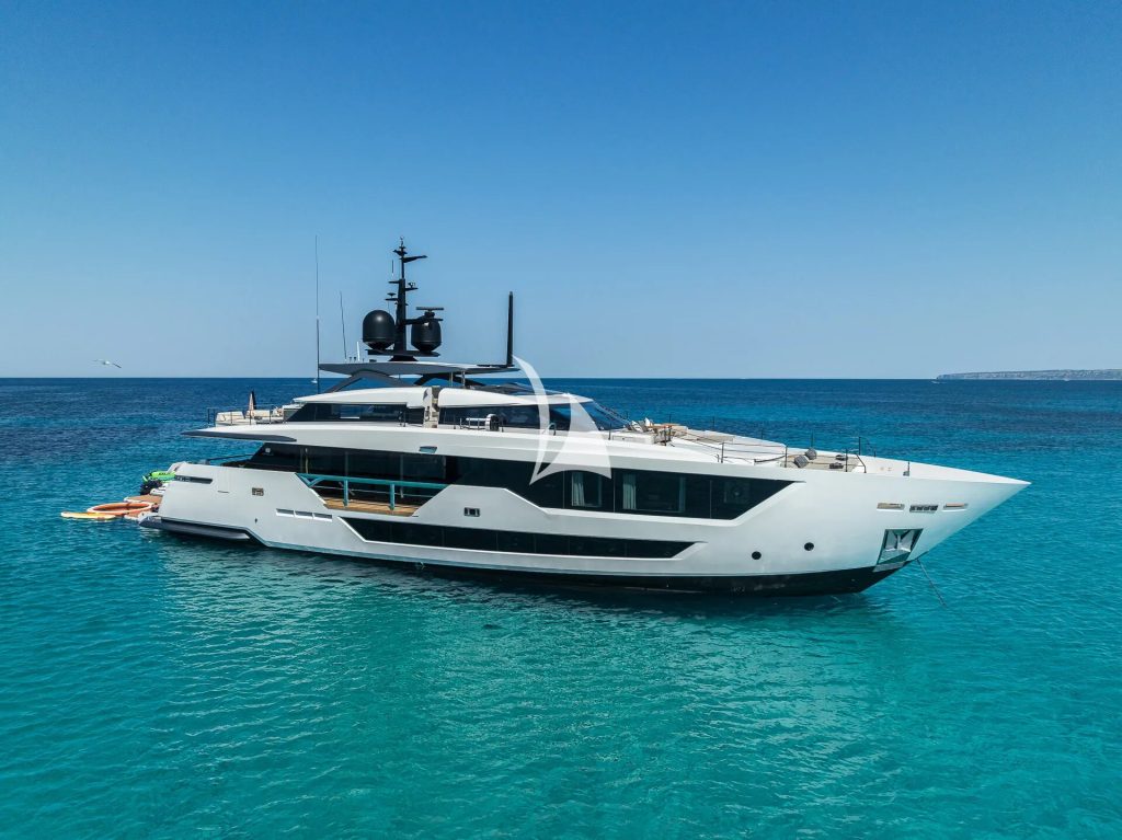 Custom Line 33m “Alvium” – View 2