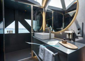 trimaran-hanstaiger-x1-bathroom.jpg