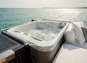 trimaran-hanstaiger-x1-jacuzzi.jpg
