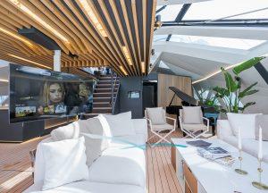 trimaran-hanstaiger-x1-sofa-tv.jpg