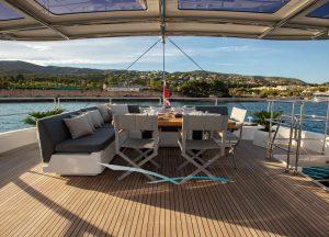 upperdck-seating-sunreef-60-sunbreeze.jpg