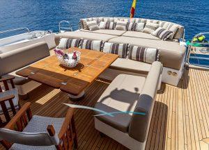 upperdeck-luxury-yacht-sunseeker-predator-84-basad.jpg