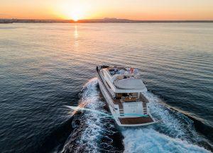 yacht-alalunga-cruising.jpg
