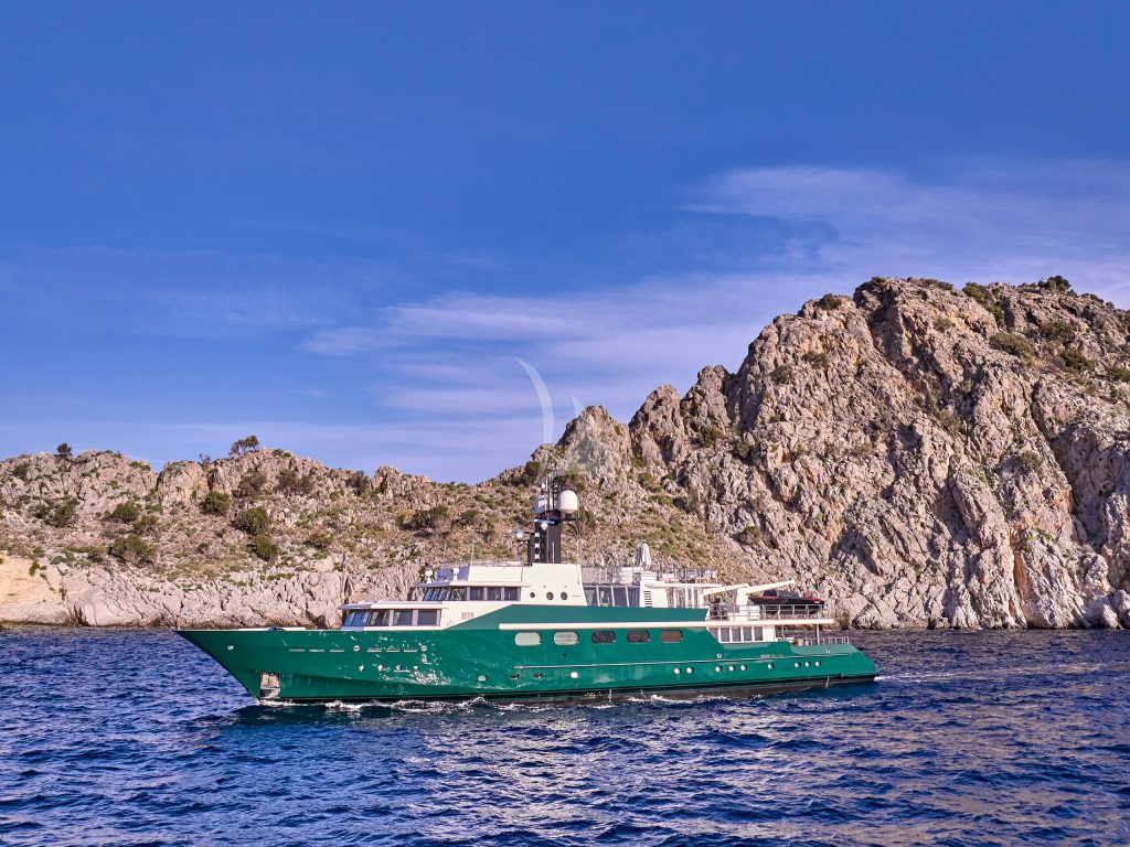 Luxury yacht Feadship “Highlander”